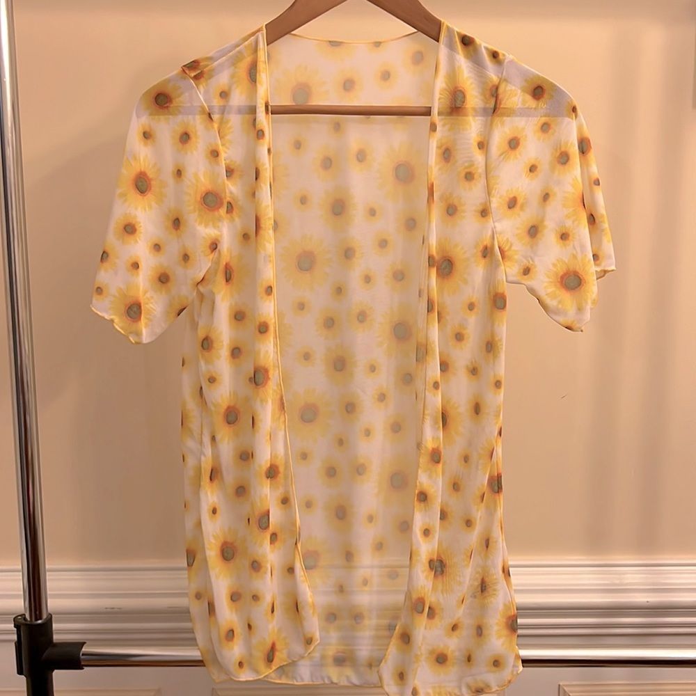 🌻Women’s small sunflower pattern swim coverup.